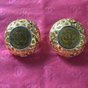 Rubcamell By Chanel Paris CC Clip On Earring 
Vintage 1980’ collaboration murano